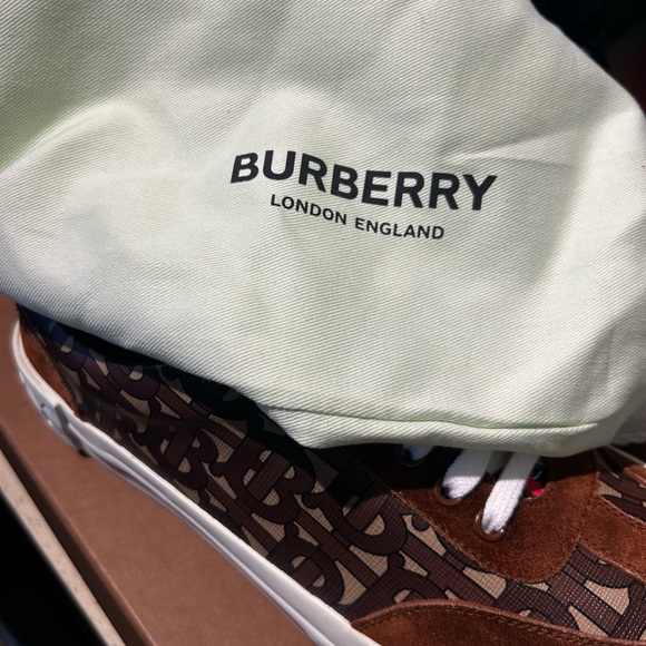 Burberry perfect like new - Picture 3 of 16